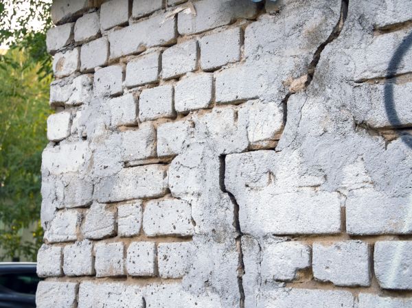 Cracked Brick Wall Repair in Brick